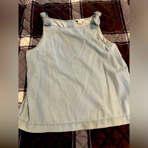 Vineyard Vines cute denim top in great condition. Cute button design in back.